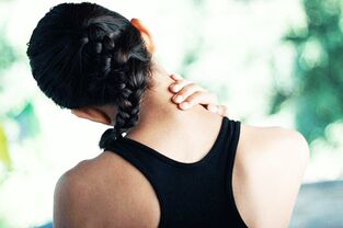 Discomfort with movements in the neck is a symptom of osteochondrosis